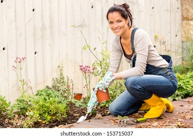 Lächelnde Frau Herbstgartenarbeit im Hinterhof Housework