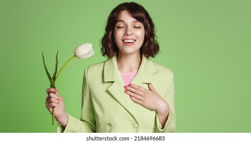 Una mujer sonriente que