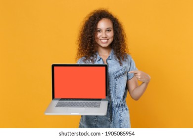 Mujer sonriente joven americana