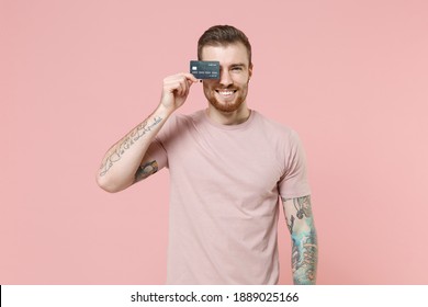 Joven hombre sonriente con