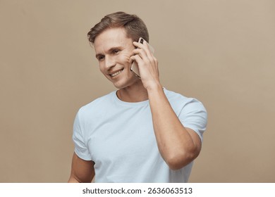 Hombre caucásico joven sonriente