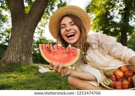 Foto Bild schöne Frau isst Wassermelone drinnen