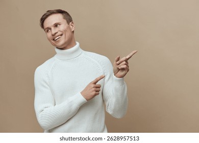 Hombre joven sonriente con