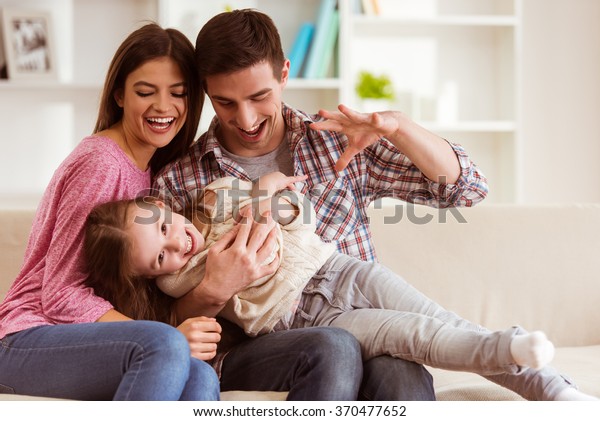 笑顔の若い両親と子どもはとても幸せで 家にいる の写真素材 今すぐ編集