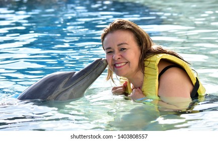 Smiling Young Woman Kissing Dolphin Pool Stock Photo 1403808557 ...