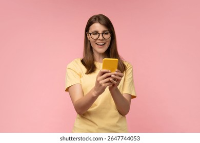 Mujer joven sonriente en