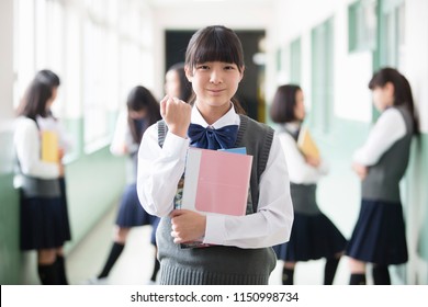SmilJapanese students who stand in the corridore of japanese student