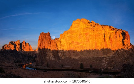 Smith Rock Oregon At Sunrise