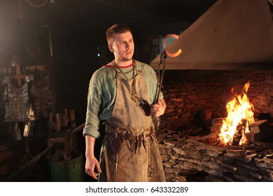 Smith Smithy Forges Horseshoe Horse Looks Stock Photo 643332289 ...