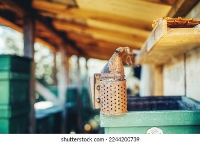 Smoke beekeeper for processing bees by smoke.