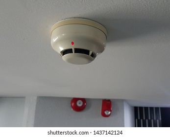 smoke detector on ceiling