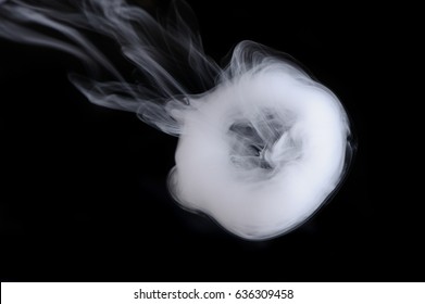 Rauchring auf schwarzem Hintergrund
