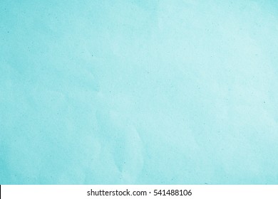 Hellblaue, flache Papiertüte aus Vintage auf Tischhintergrund. Bio-weiches türkisfarbenes, einfarbiges Buchkonzept für Einfachheit, zarter Teeabfall-Hintergrund, schwarze, einfache Oberfläche