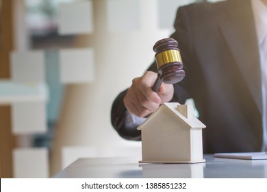 Smooth Focus,The auctioneer is judging the auction of real estate and houses in the auction held for auction of houses and real estate that is attached to the mortgage and confiscated.
