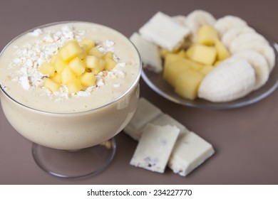   Smoothie Mango And Banana With White Chocolate.  