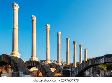 Smyrna agora. With the new works, the ruins of the ancient city began to appear. Agora is located in the center of Izmir. Izmir Turkey