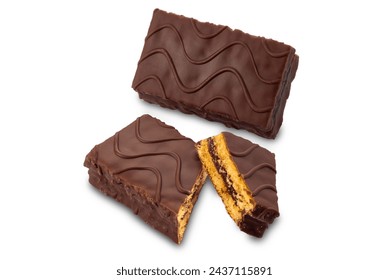 Snack es bizcocho relleno y cubierto de chocolate, Bocadillo de chocolate entero y un corte aislado en blanco con recorrido de recorte incluido
