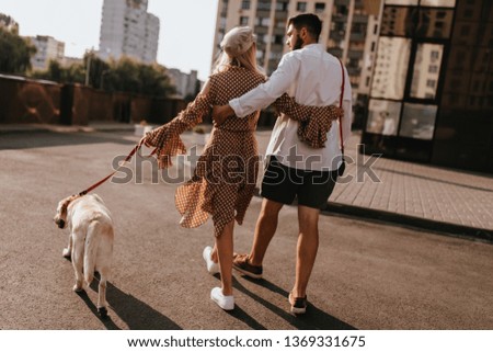 Foto Bild Labrador mit jungen Frau im Wald