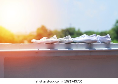 Sneakers cleaned recently. Before drying on the back wall. On vacation, do not go to work.