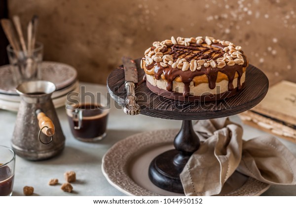 Gateau Au Chocolat Snickers Au Caramel Photo De Stock Modifiable