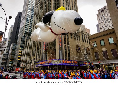 Snoopy Balloon Floats Air During Annual Stock Photo 1532224229 ...