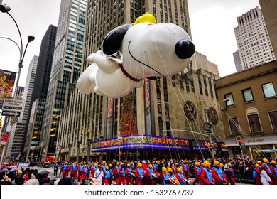 Snoopy Balloon Floats Air During Annual Stock Photo 1533174725 ...