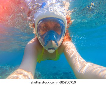 Snorkel Girl Underwater Selfie Snorkeling Full Stock Photo 685980910 ...