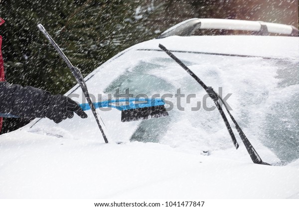 snow brush clean car\
windshield\
