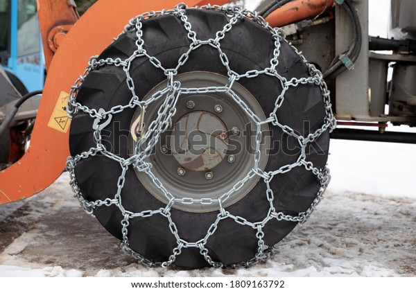Snow chains on\
large industrial trch\
wheels