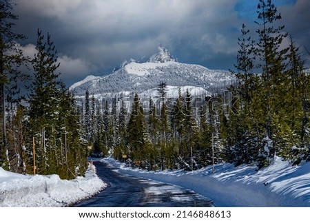 Snow covered Three Fingered Jack mountain and access road to Hoodoo ski area in the central Oregon cascade mountains 商業照片 © 