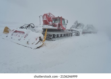 Snow Groomers - Snowcat Ratrack Machines. Machine Preparing Ski Slope Piste Hill At Alpine Skiing Winter Resort In Tatra Mountains. Heavy Machinery Mountain Equipment Track Vehicle. Snowstorm And Fog.