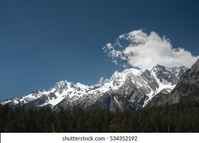 Snow mountain with cloud.