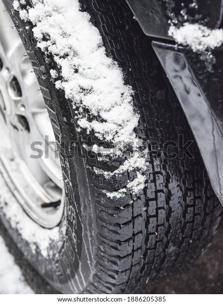 Snow on\
safe deep tyre tread on a rangerover in\
winter