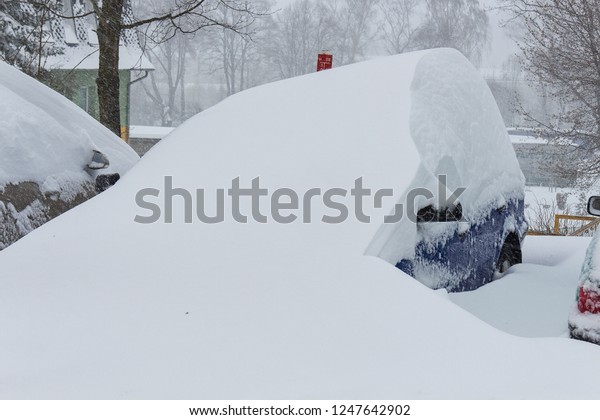 snow pack on the\
car