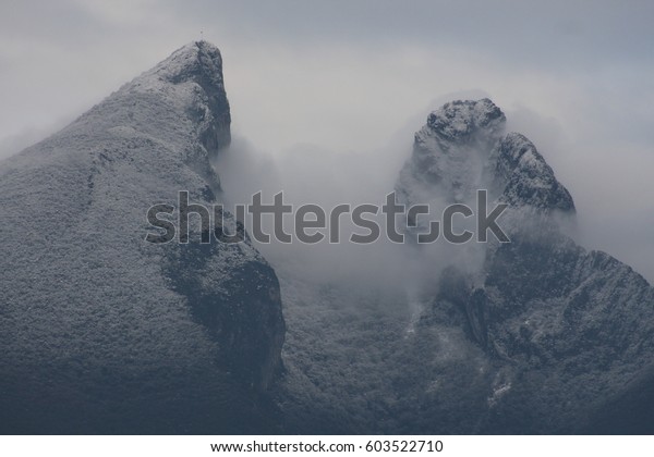 山頂の雪 メキシコ モンテレイの新羅山頂を雪で覆う の写真素材 今すぐ編集