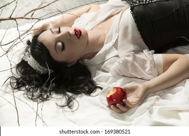 Snow White Girl Poisoned Apple