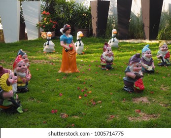 Snow White And Seven Dwarfs On Green Grass