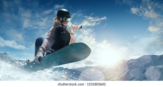 Сноубордист в действии. Экстремальный зимний спорт.