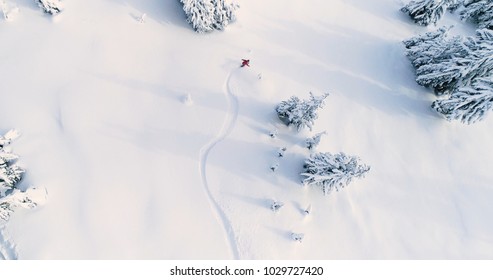 Snowboardista Drone úhel Powder Otočí Čerstvé Nesledované Mountain Powder Sníh Letecký pohled
