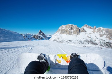 Snowboarder im Skigebiet der Dolomiten Italienische Alpen Blick auf Beine und Snowboard