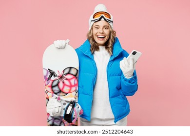 Snowboarder mujer sonriente llevar