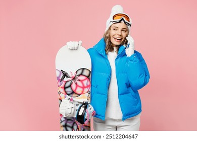 Snowboarder mujer sonriente llevar