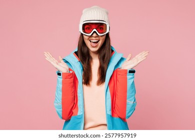 Snowboarder joven mujer feliz