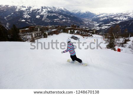Snowboarding in the alps at a ski resort village Foto stock © 