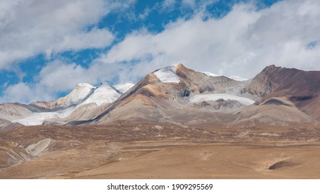 Snow-capped mountains in the Nyainqentanglha mountain range, Damxung County, Tibet, China