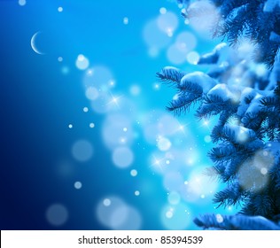 schneebedeckter Weihnachtsbaum auf blauem Hintergrund