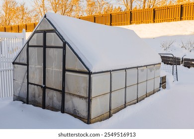 Invernadero cubierto nieve en