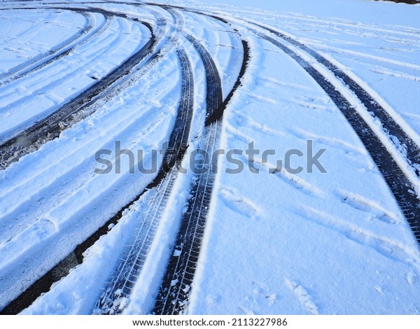 Snowdrifts on the side of the road. Bad\
weather and traffic. Snow on asphalt. Difficult driving conditions.\
Winter slosh on the road. Braking distance of a\
car