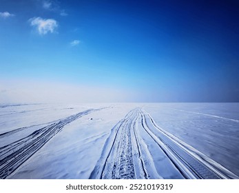 снегоходы по снегу замерзшего моря