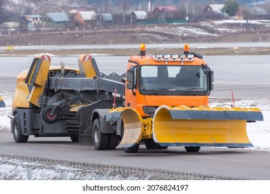 520 Airport snow removal Images, Stock Photos & Vectors | Shutterstock